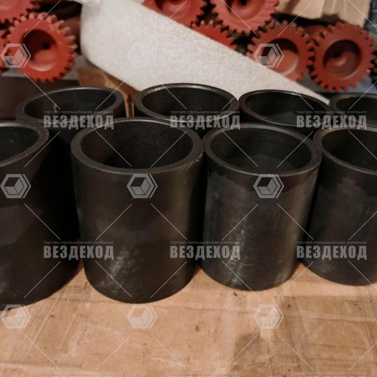 71-2946054 П Втулка внутренняя оси кронштейна подвески катка (полиамид с графитом)