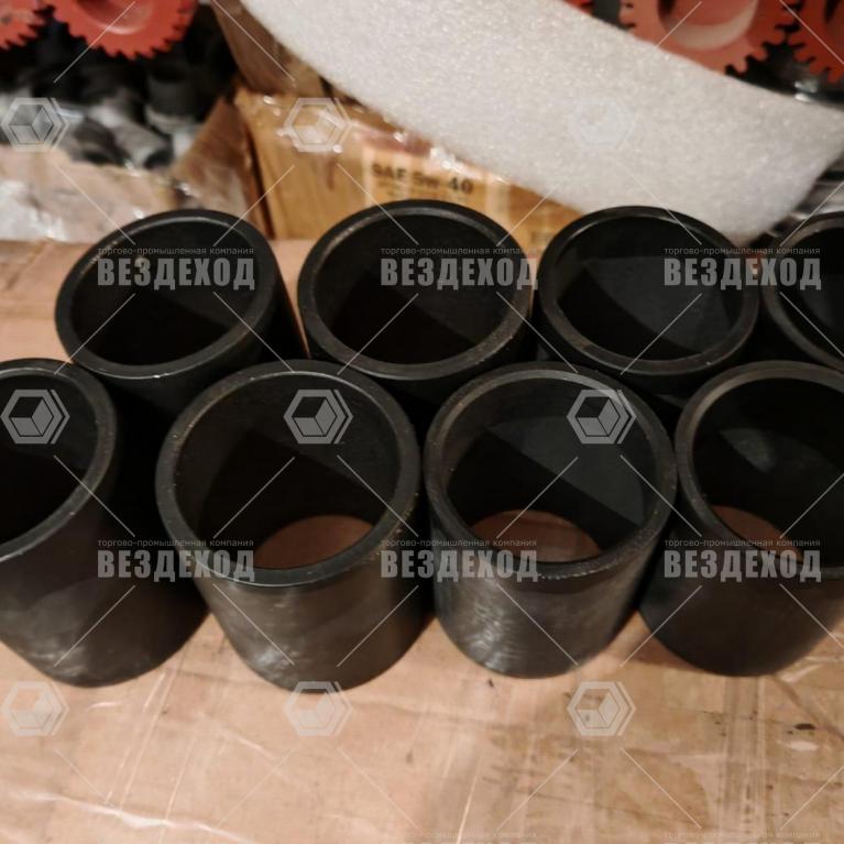 71-2946055 П Втулка наружняя оси кронштейна подвески катка (полиамид с графитом)