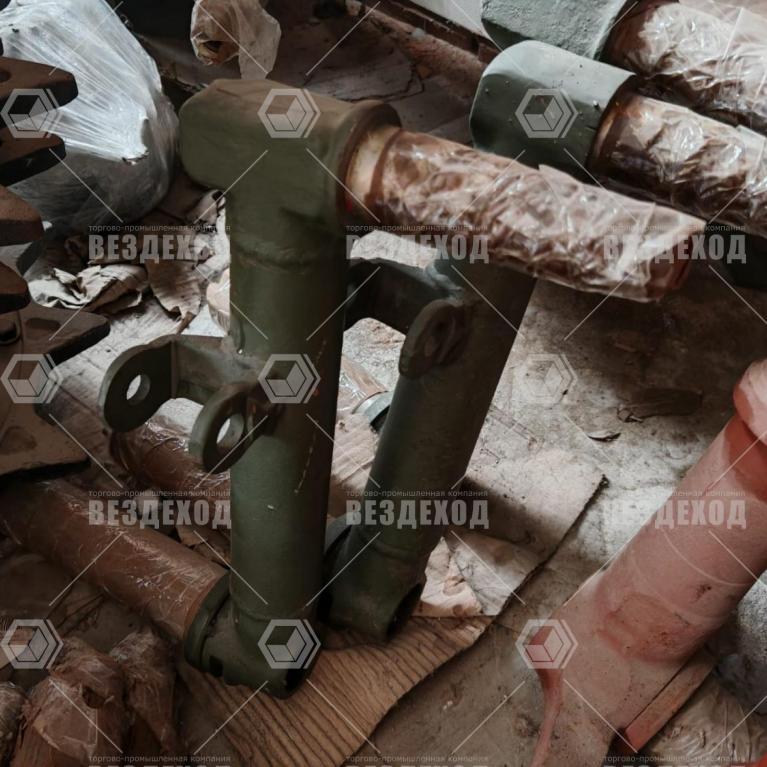 71-2946011 Балансир переднего катка левый в сб