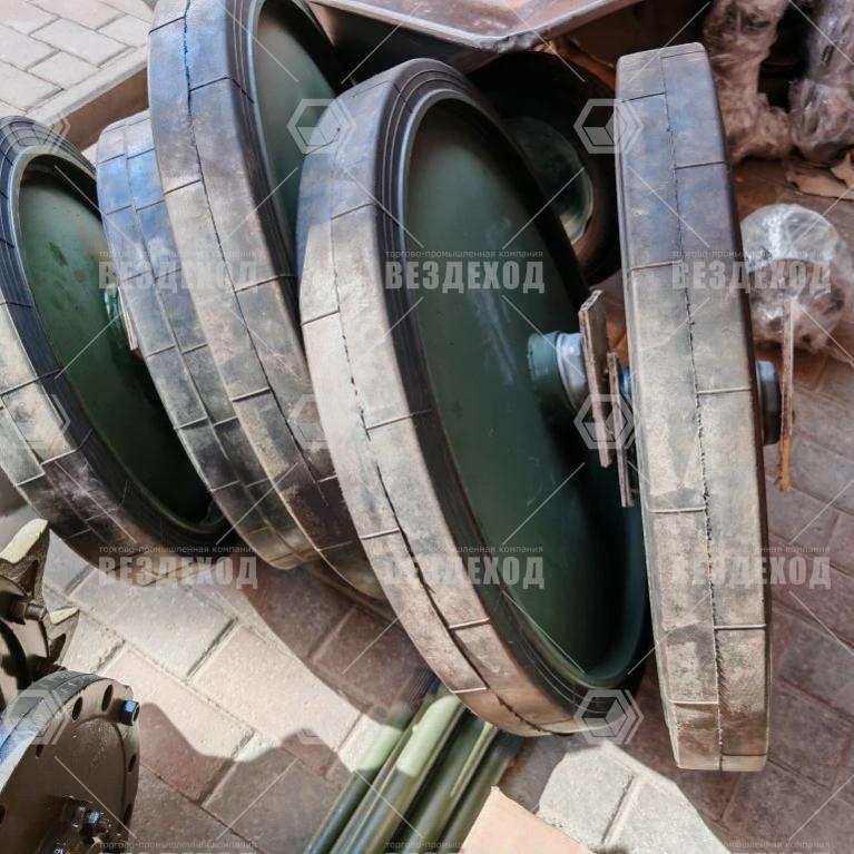 47-3204002-А Каток в сборе (2 подшипника, втулка, шайба, уплотнение, крышка)